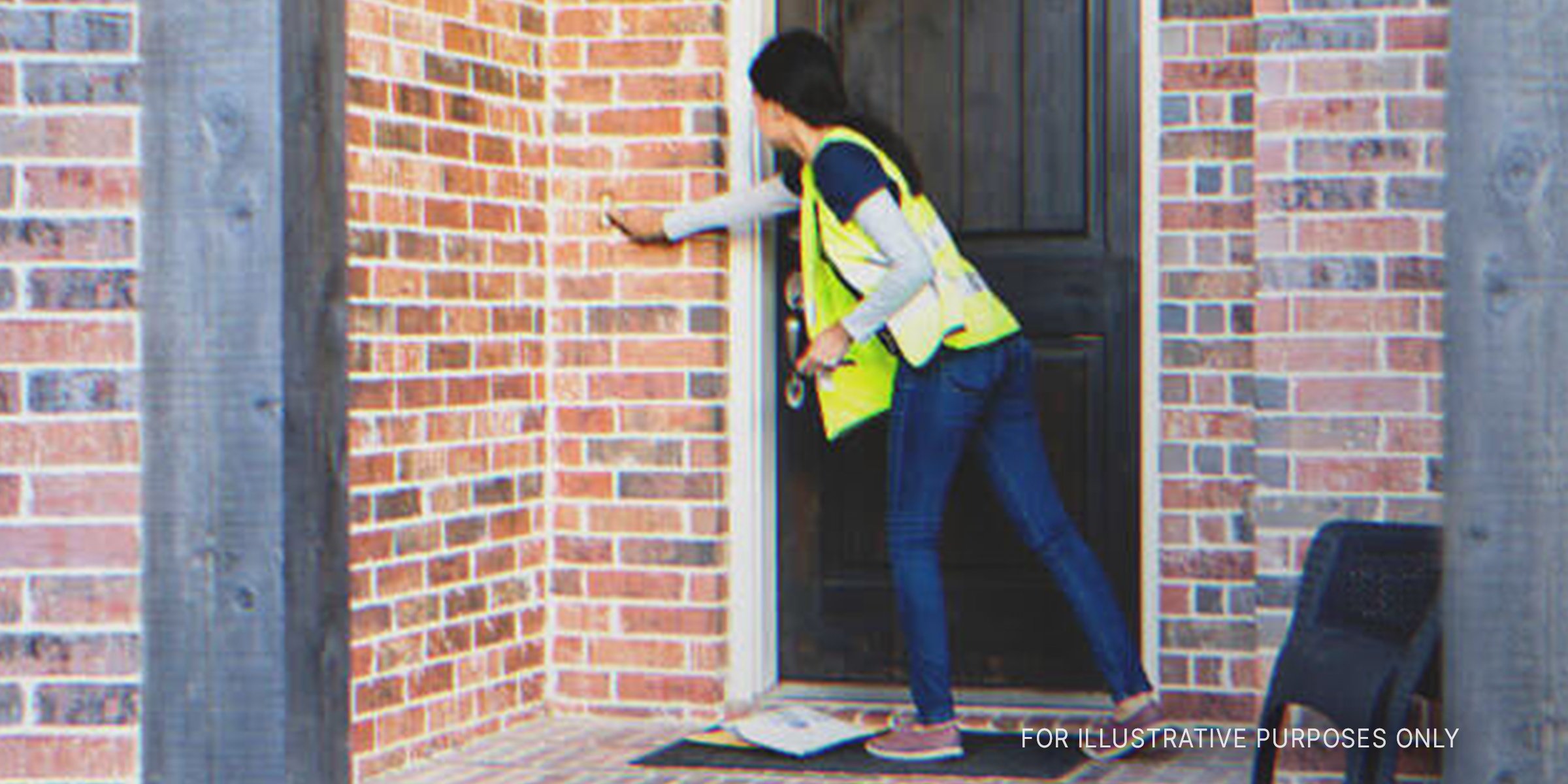 Delivery Woman Pressing The Doorbell. | Source: Getty Images