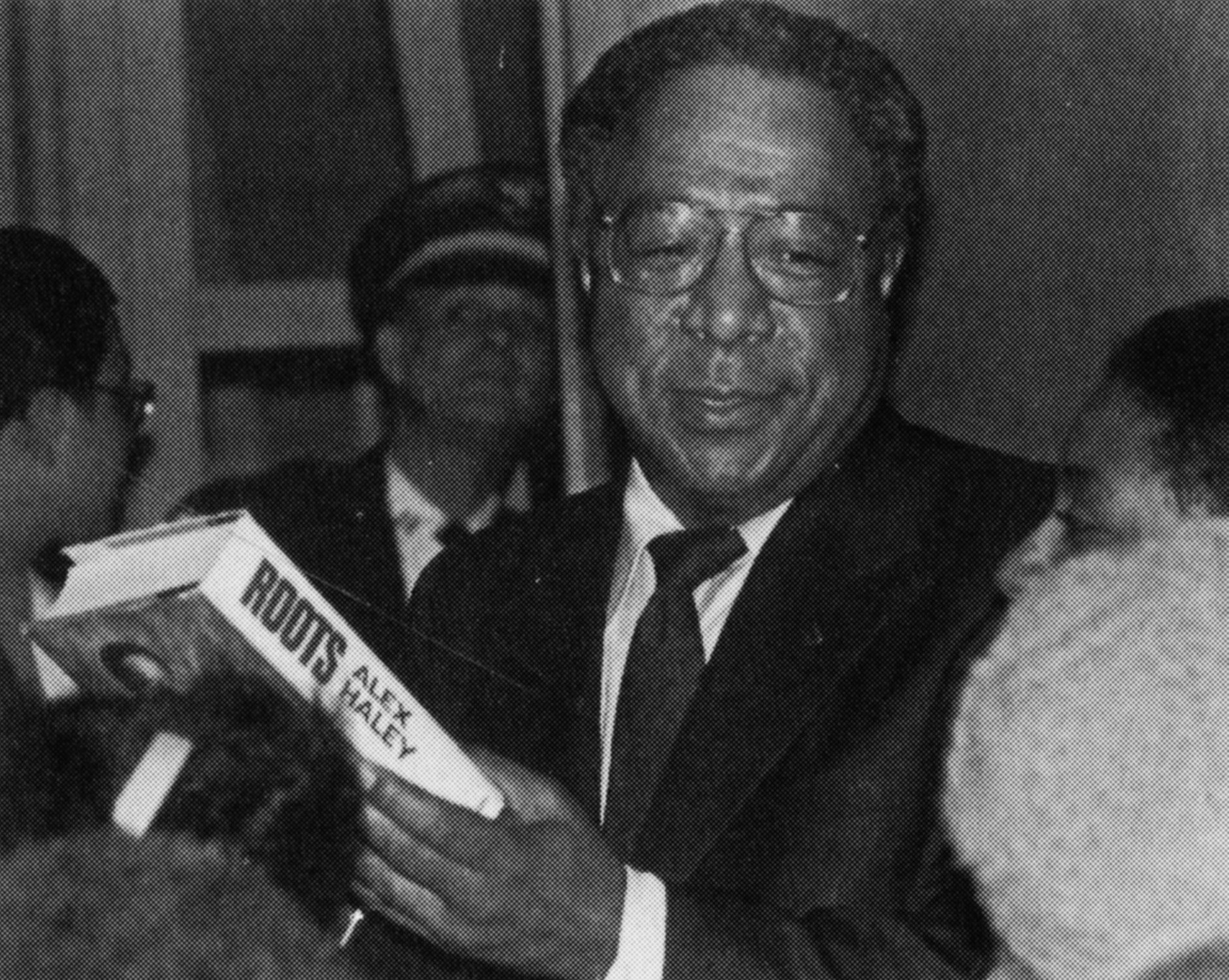 Alex Haley speaking at University of Texas at Arlington's Texas Hall in 1980. | Photo: University of Texas at Arlington Photograph Collection, CC BY 4.0, Wikimedia Commons Images
