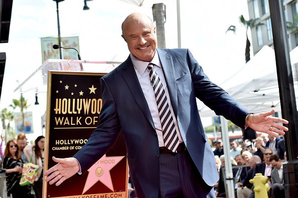 El Dr. Phil McGraw es honrado con una estrella en el Paseo de la Fama de Hollywood el 21 de febrero de 2020. | Foto: Getty Images