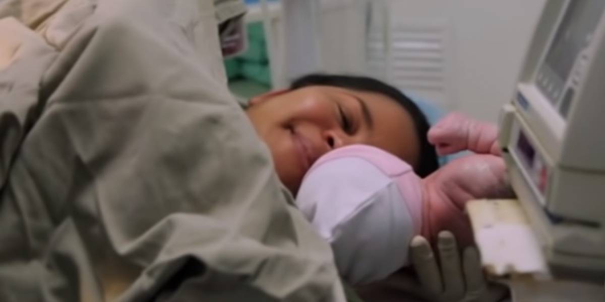 Mónica ve a su bebé por primera vez | Foto: YouTube/Los Informantes