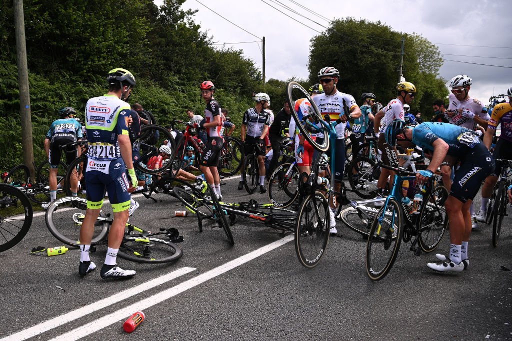 La blessure du peloton après une chute lors du 108e Tour de France 2021, étape 1 une étape de 197,8 km de Brest à Landerneau - Côte De La Fosse Aux Loups 176m le 26 juin 2021 à Landerneau, France. | Photo : Getty Images.