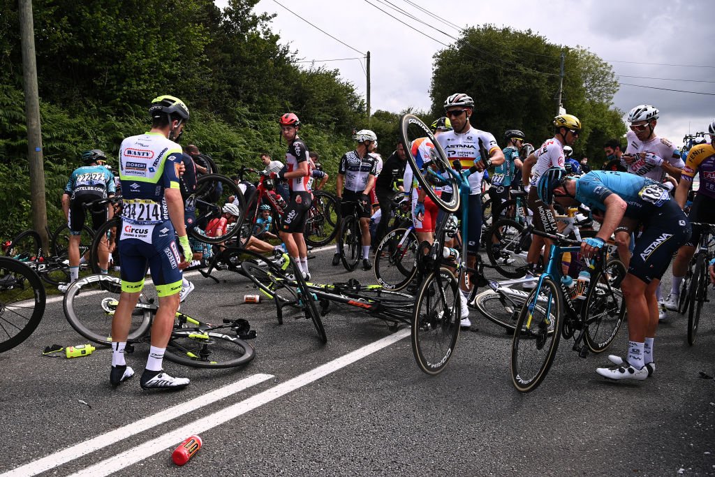 La blessure du peloton après une chute lors du 108e Tour de France 2021, étape 1 une étape de 197,8 km de Brest à Landerneau - Côte De La Fosse Aux Loups 176m le 26 juin 2021 à Landerneau, France. | Photo : Getty Images.