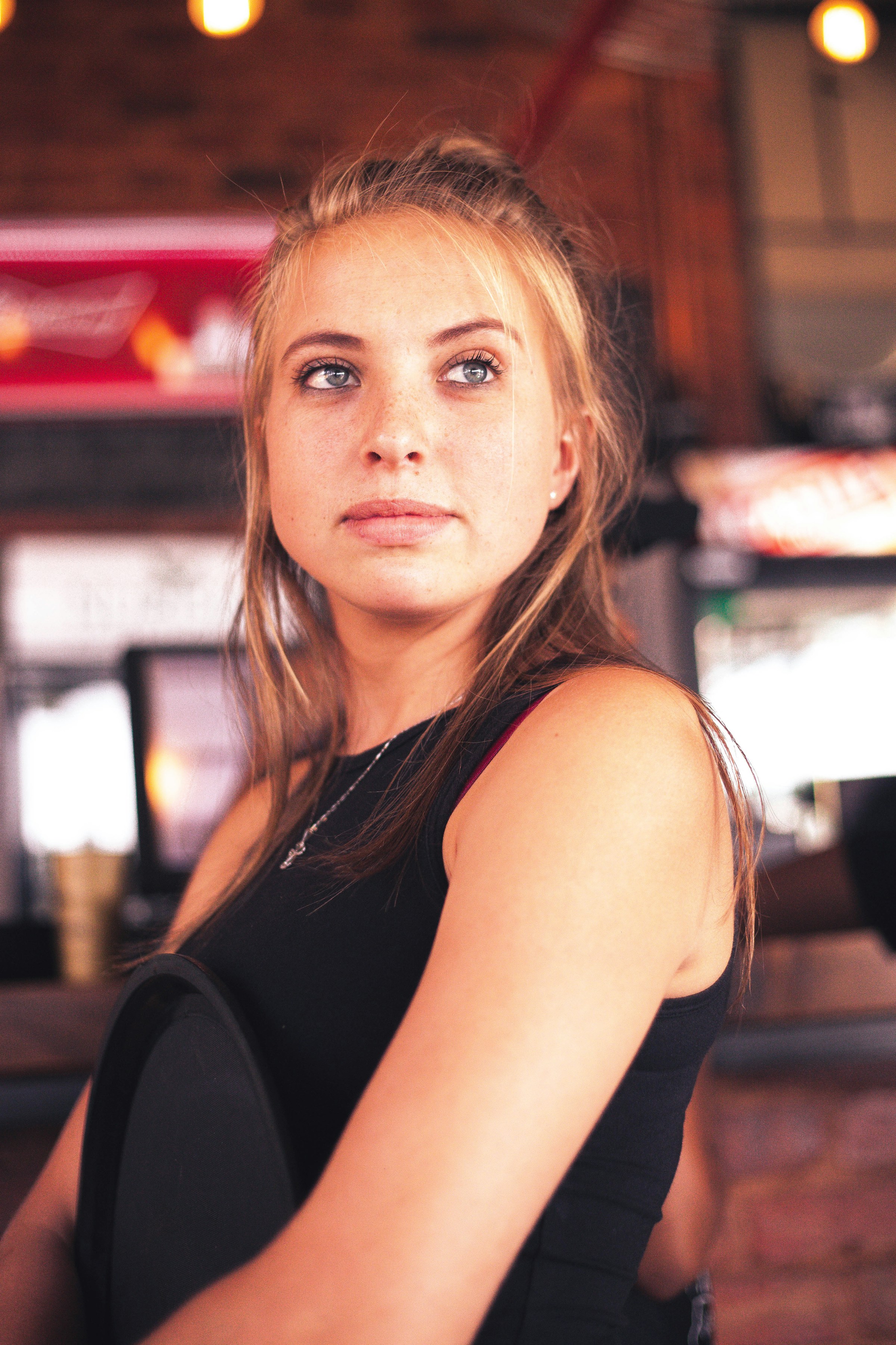 A waitress holding a black tray | Source: Unsplash