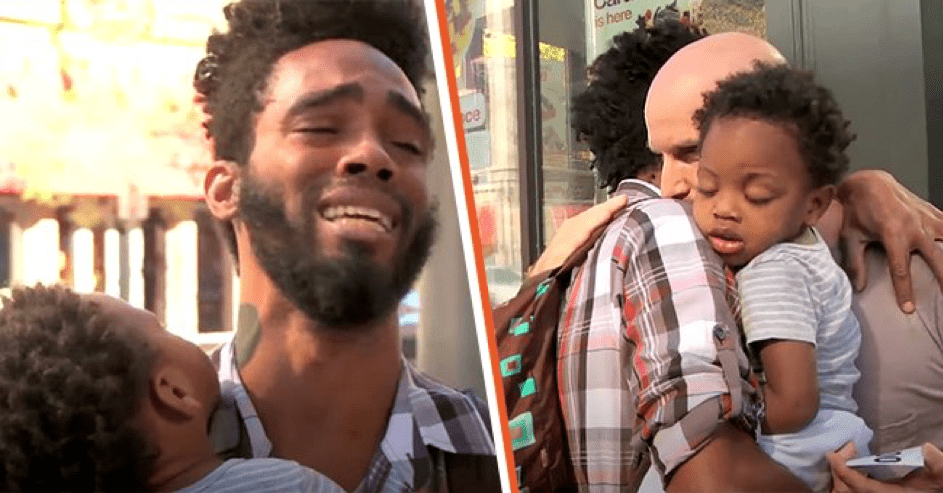 Obdachloser Man wird emotional, weil jemand ihm und seinem Sohn hilft [Links]; Vater und Sohn umarmen einen Fremden. [Rechts] | Quelle: Youtube.com/Leon Logothetis