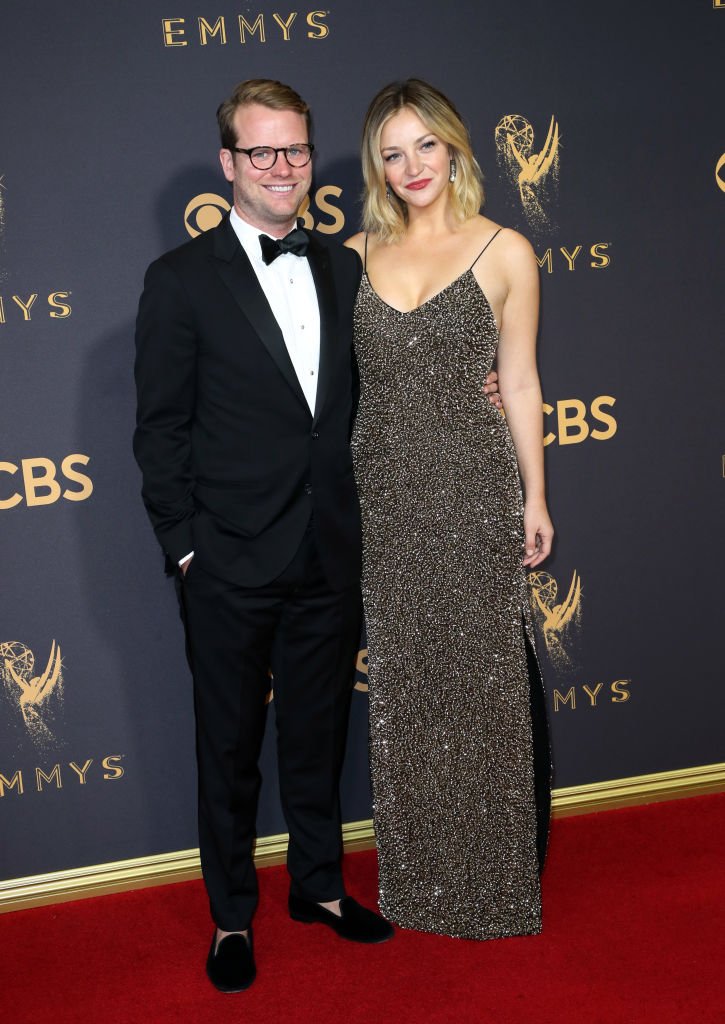 Bill Kennedy and Abby Elliott attend the 69th Annual Primetime Emmy Awards - Arrivals at Microsoft Theater on September 17, 2017 in Los Angeles, California. | Source: Getty Images