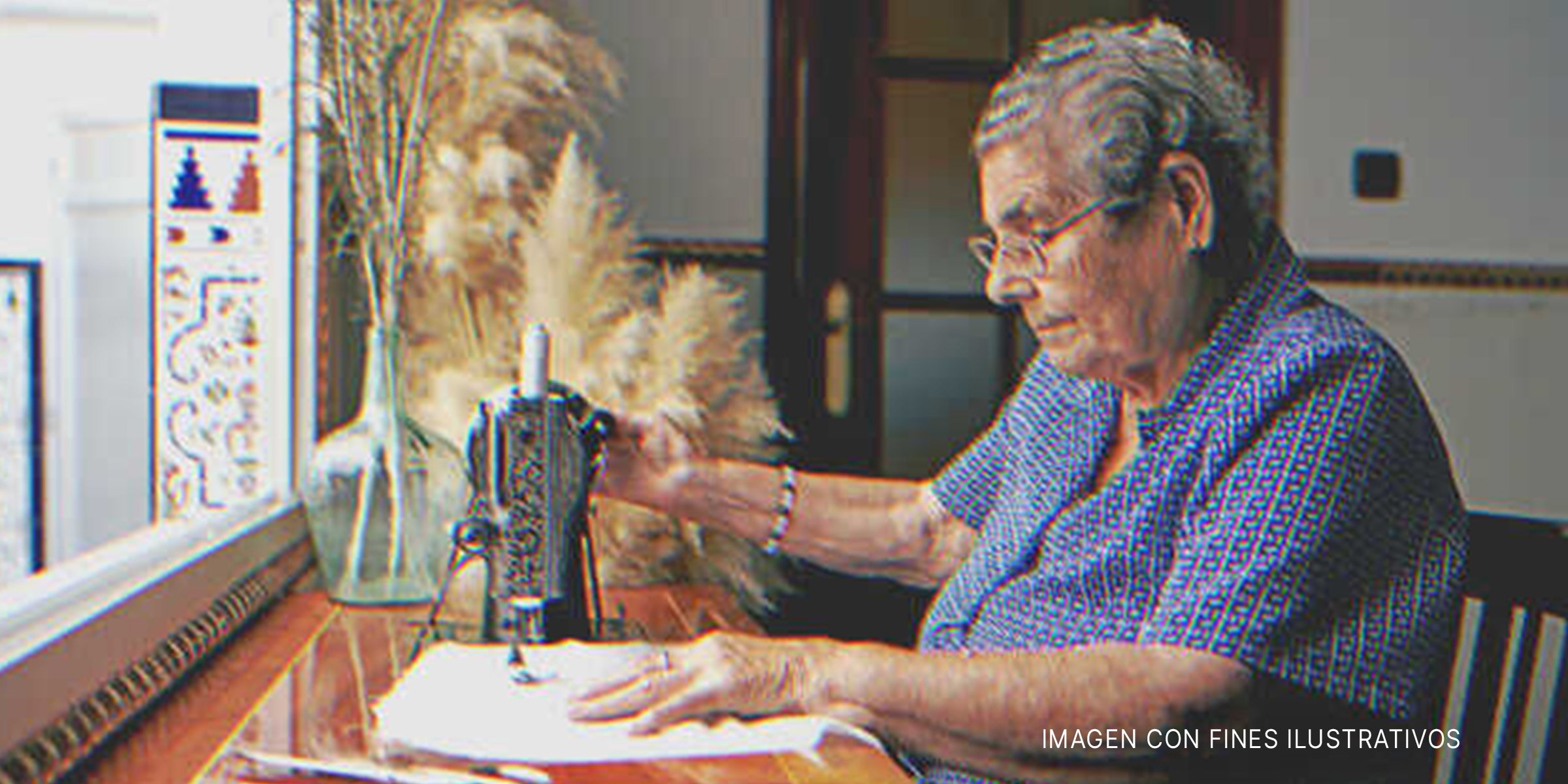 Anciana usando una máquina de coser | Foto: Getty Images