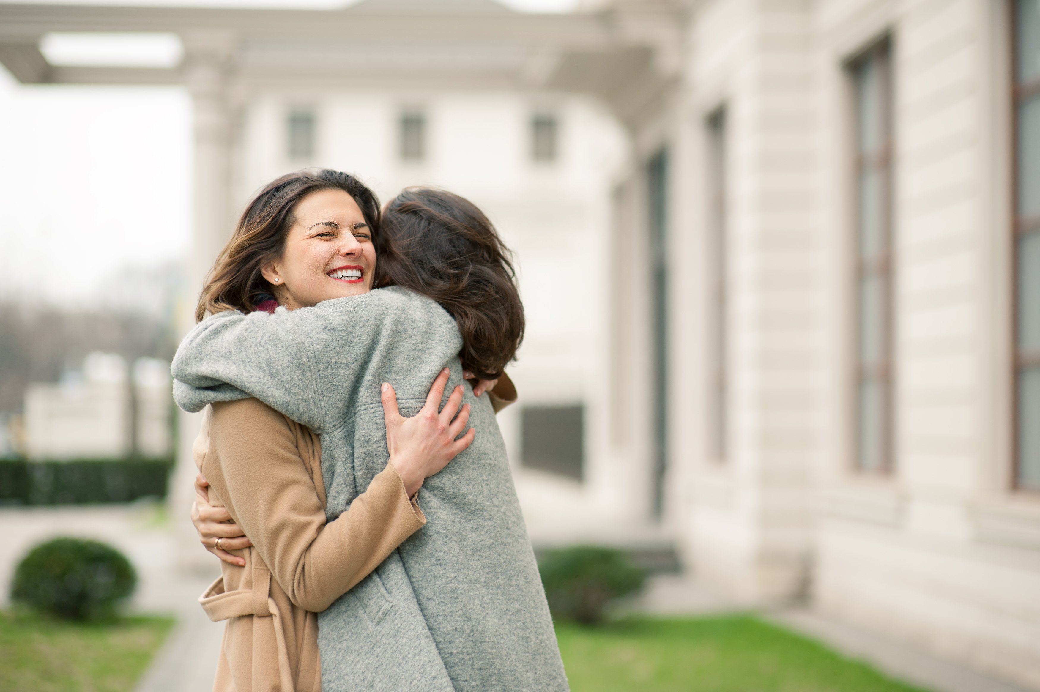 Dos mujeres abrazándose. | Foto: Shutterstock