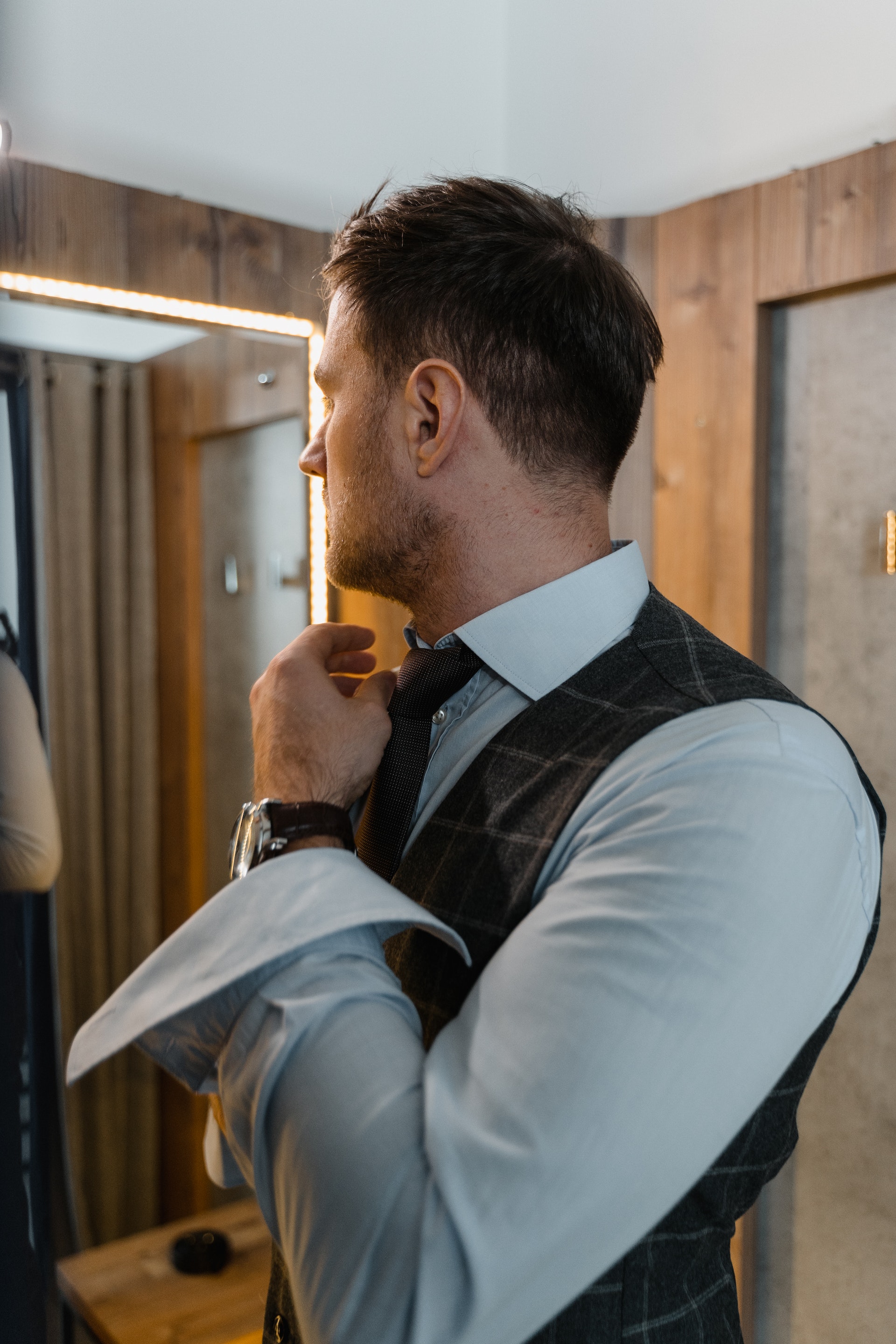 A man looking at himself in the mirror | Source: Pexels