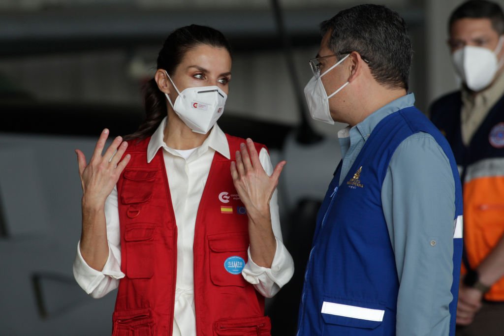 Letizia hablando con el presidente Juan Orlando Hernández durante su visita a Honduras. | Foto: Getty Images