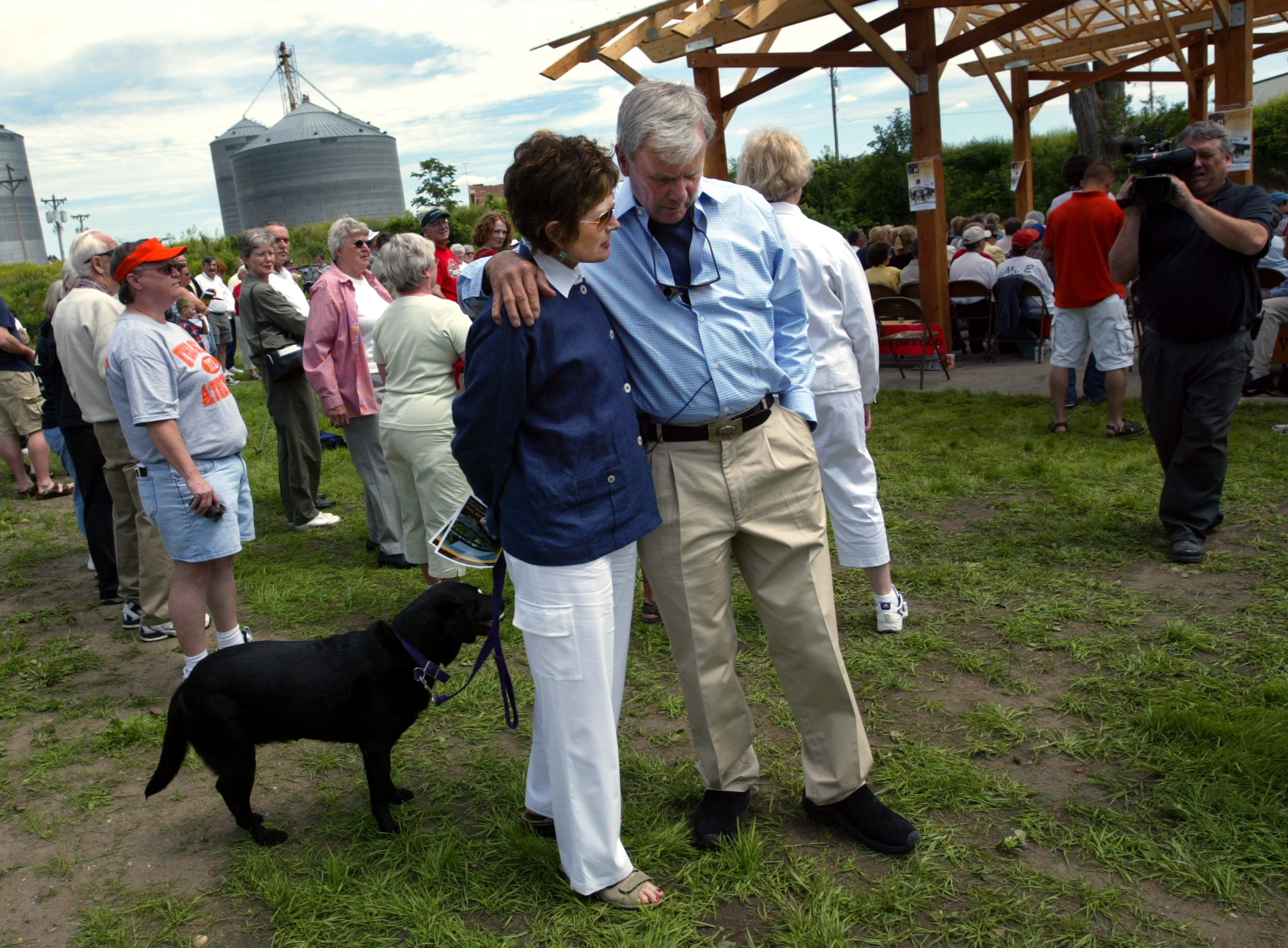 Meredith Auld with Tom Brokaw as he dedicates an outdoor classroom near the Auld-Brokaw Trail in Yankton, South Dakota, on July 2, 2004 | Source: Getty Images