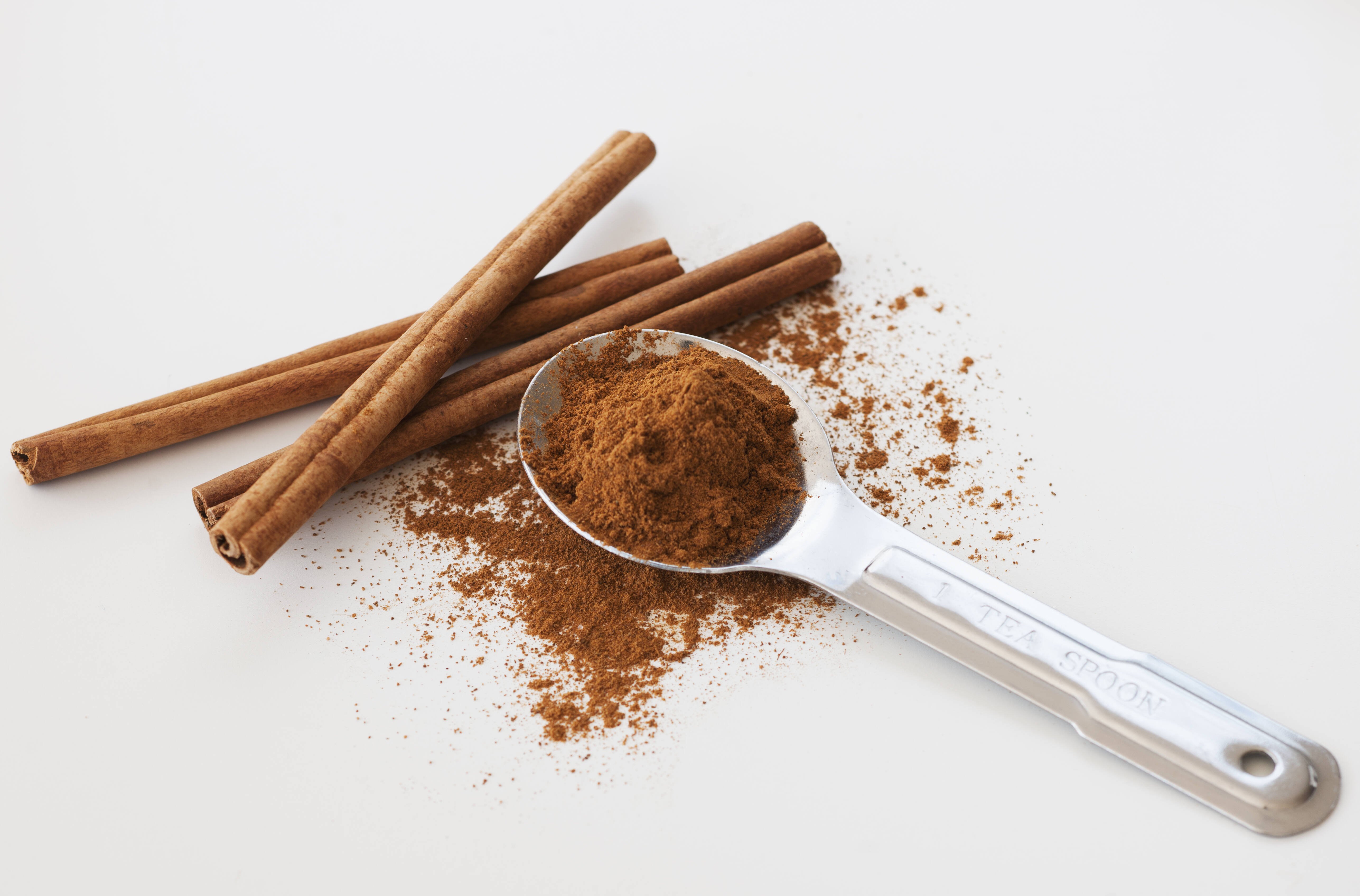 Cinnamon sticks and a teaspoon of cinnamon powder | Source: Getty Images