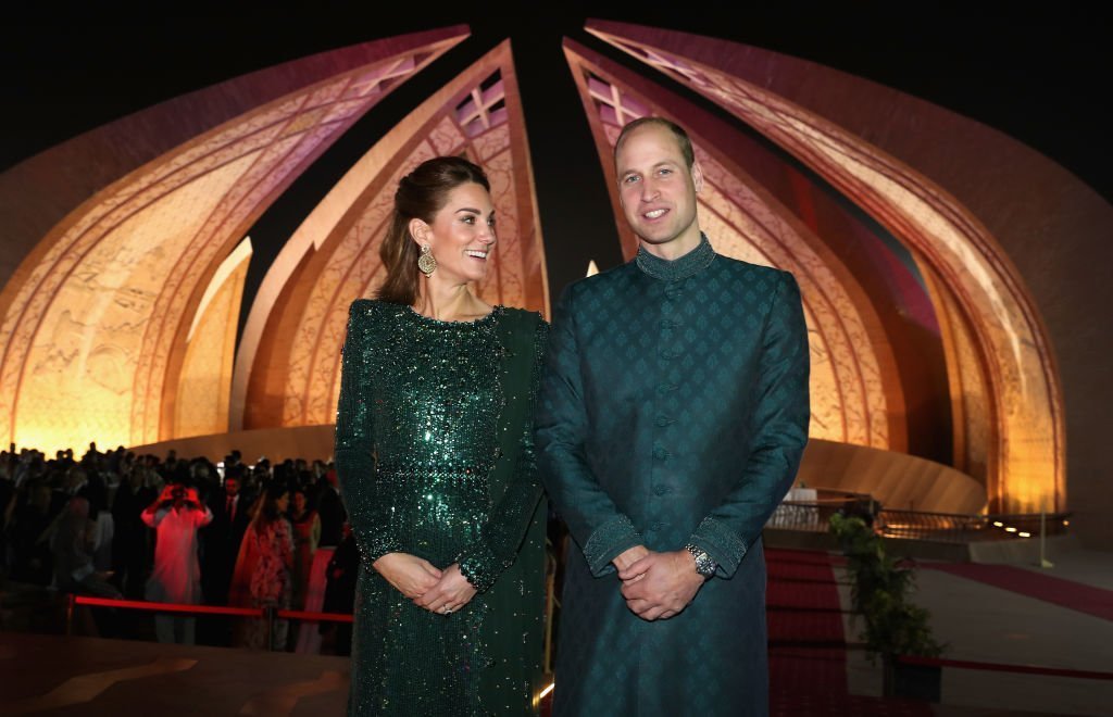 Prince William, Duke of Cambridge and Catherine, Duchess of Cambridge attend a special reception hosted by the British High Commissioner Thomas Drew, at the Pakistan National Monument, during day two of their royal tour of Pakistan | Photo: Getty Images