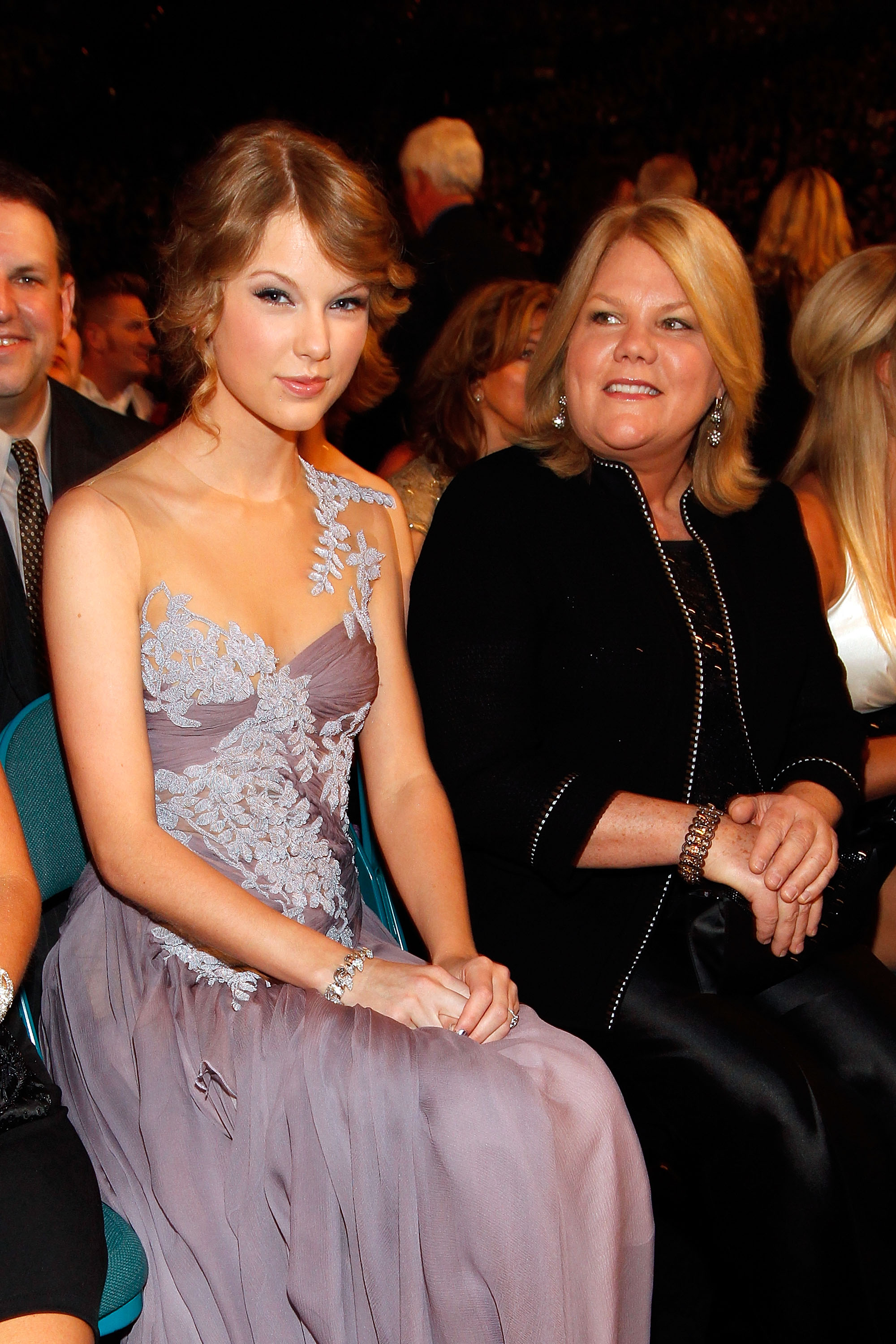 Taylor and Andrea Swift pose from the audience at the 45th Annual Academy of Country Music Awards at the MGM Grand Garden Arena in Las Vegas, Nevada, on April 18, 2010 | Source: Getty Images