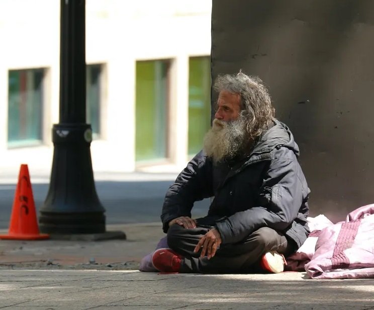 Un vagabundo sentado en el suelo. | Foto: Pexels