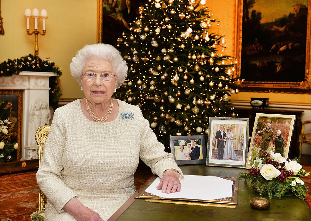 La reina Isabel II en el Palacio de Buckingham, después de grabar su transmisión del día de Navidad a la Commonwealth el 25 de diciembre de 2015 en Londres, Inglaterra. | Foto: Getty Images La reina Isabel II en el Palacio de Buckingham, después de grabar su transmisión del día de Navidad a la Commonwealth el 25 de diciembre de 2015 en Londres, Inglaterra. | Foto: Getty Images