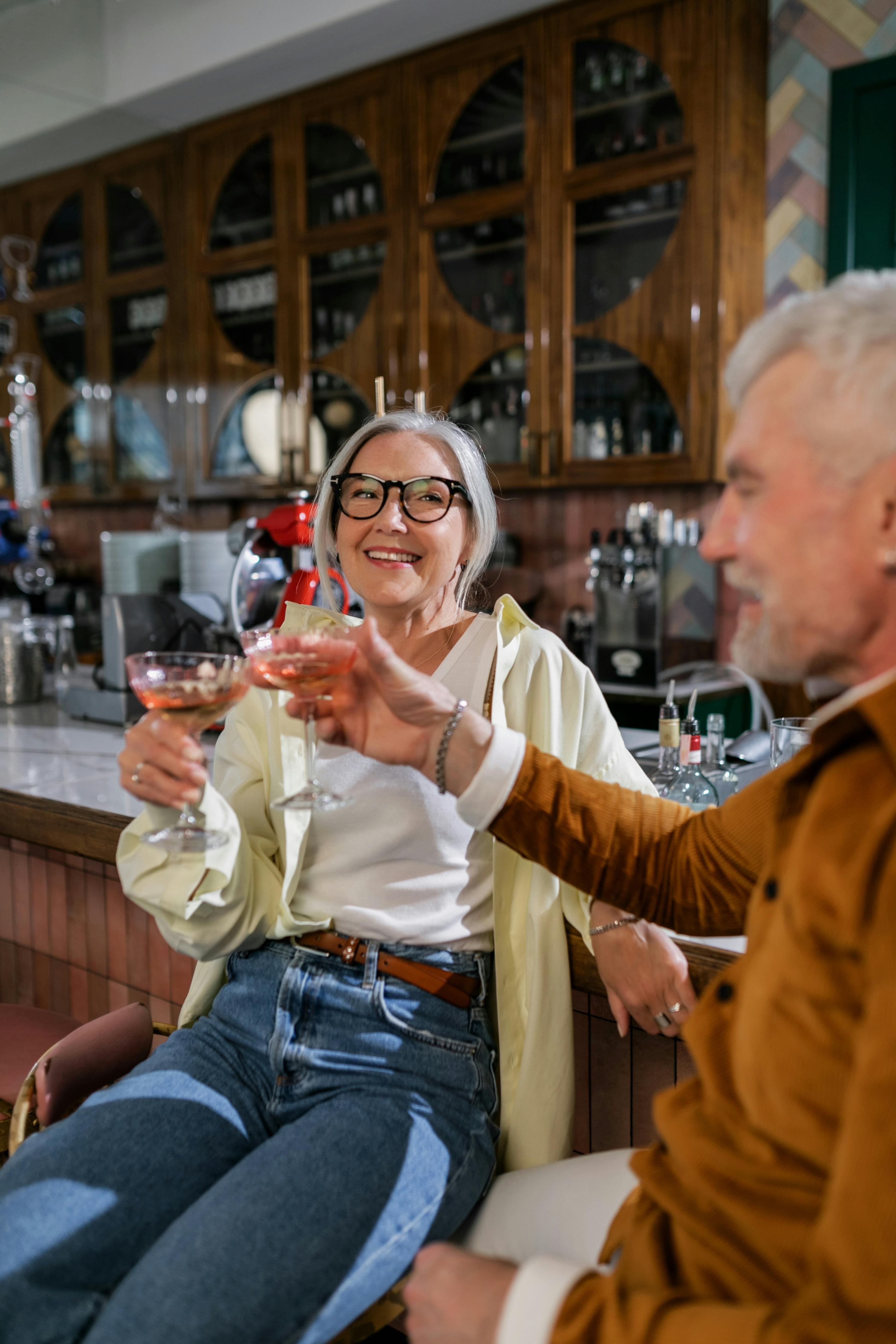 A couple sharing a toast | Source: Pexels