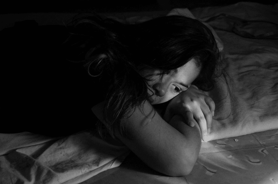 Mädchen auf dem Bett. | Quelle: Unsplash