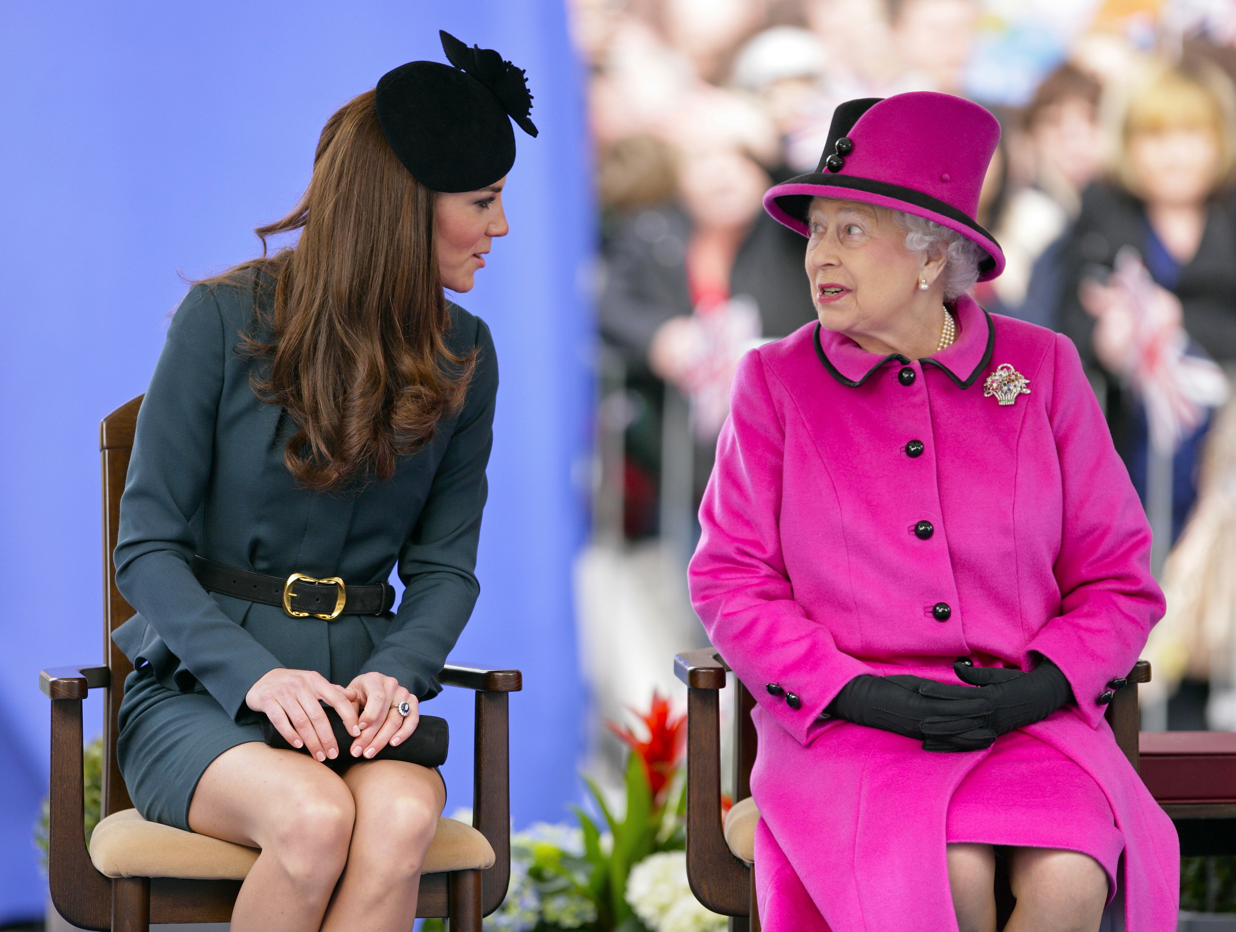 Catherine, Herzogin von Cambridge, und Königin Elizabeth II am 8. März 2012 in Leicester, England.| Quelle: Getty Images