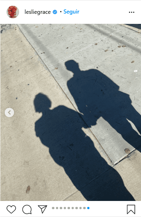 Las sombras de Leslie Grace e Ian Eastwood de la mano. | Foto: Instagram/lesliegrace