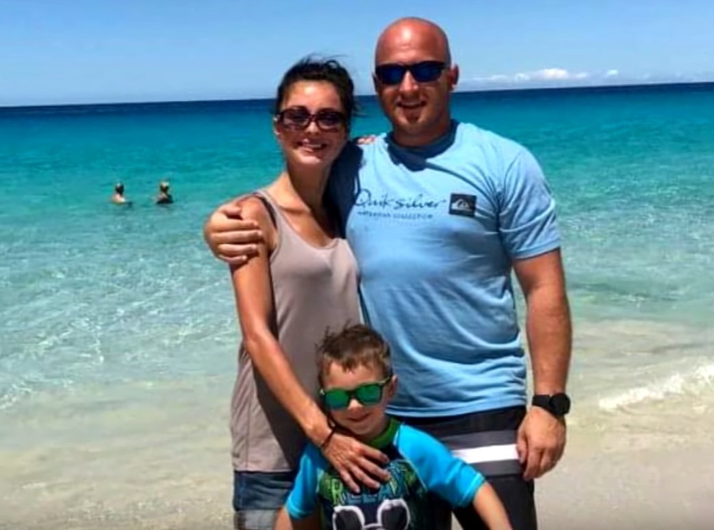 Steven and Camre Curto on the beach with their son Gavin | Photo: YouTube/ Inside Edition