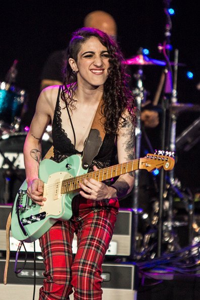 Emily Estefan tocando en 'Guitar Legends II' presentado por ‘America Salutes You at The Novo by Microsoft’ en diciembre de 2018 en Los Angeles, California. | Imagen: Getty Images Emily Estefan tocando en 'Guitar Legends II' presentado por ‘America Salutes You at The Novo by Microsoft’ en diciembre de 2018 en Los Angeles, California. | Imagen: Getty Images