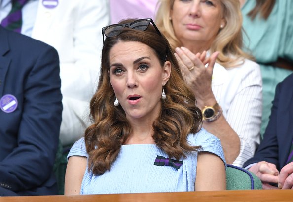 La duchesse de Cambridge quitte le court central après la remise du trophée après la victoire de Novak Djokovic de la Serbie sur Roger Federer de la Suisse lors de la 13e journée des Championnats. | Photo : Getty Image