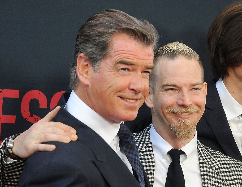 Pierce Brosnan et son fils Sean Brosnan arrivent à la première de "No Escape" de The Weinstein Company au Regal Cinemas L.A. en direct le 17 août 2015 à Los Angeles. | Photo : Getty Images