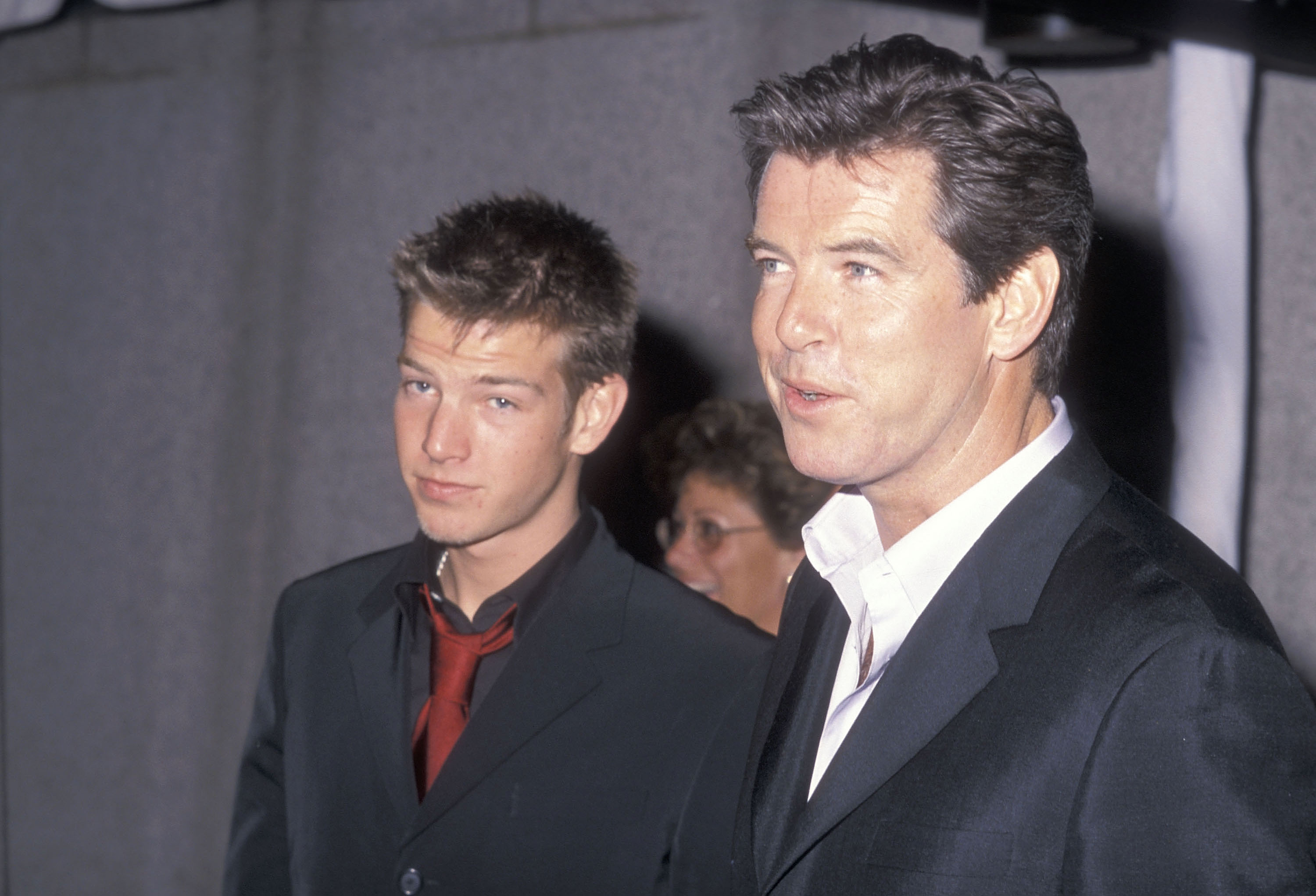 Sean and Pierce Brosnan at the Fifth Annual GQ Men of the Year Awards in New York City, 2000. | Source: Getty Images