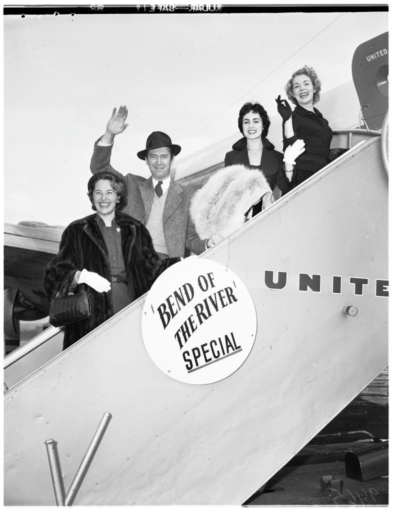 Mrs James Stewart, James Stewart, Susan Cabot, Cindy Garner as they set for departures for the premiere of 'Bend of the River' in Portland, 21 January 1952. | Photo: Getty Images