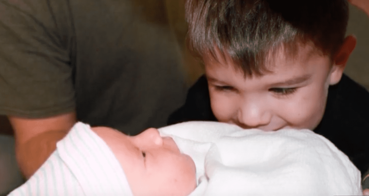 Le frère de Katherine la regarde adorablement. | Source: YouTube / WSAV3