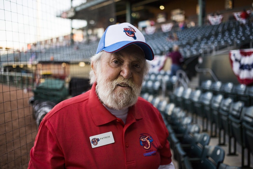 Older man in a baseball cap | Source: Unsplash
