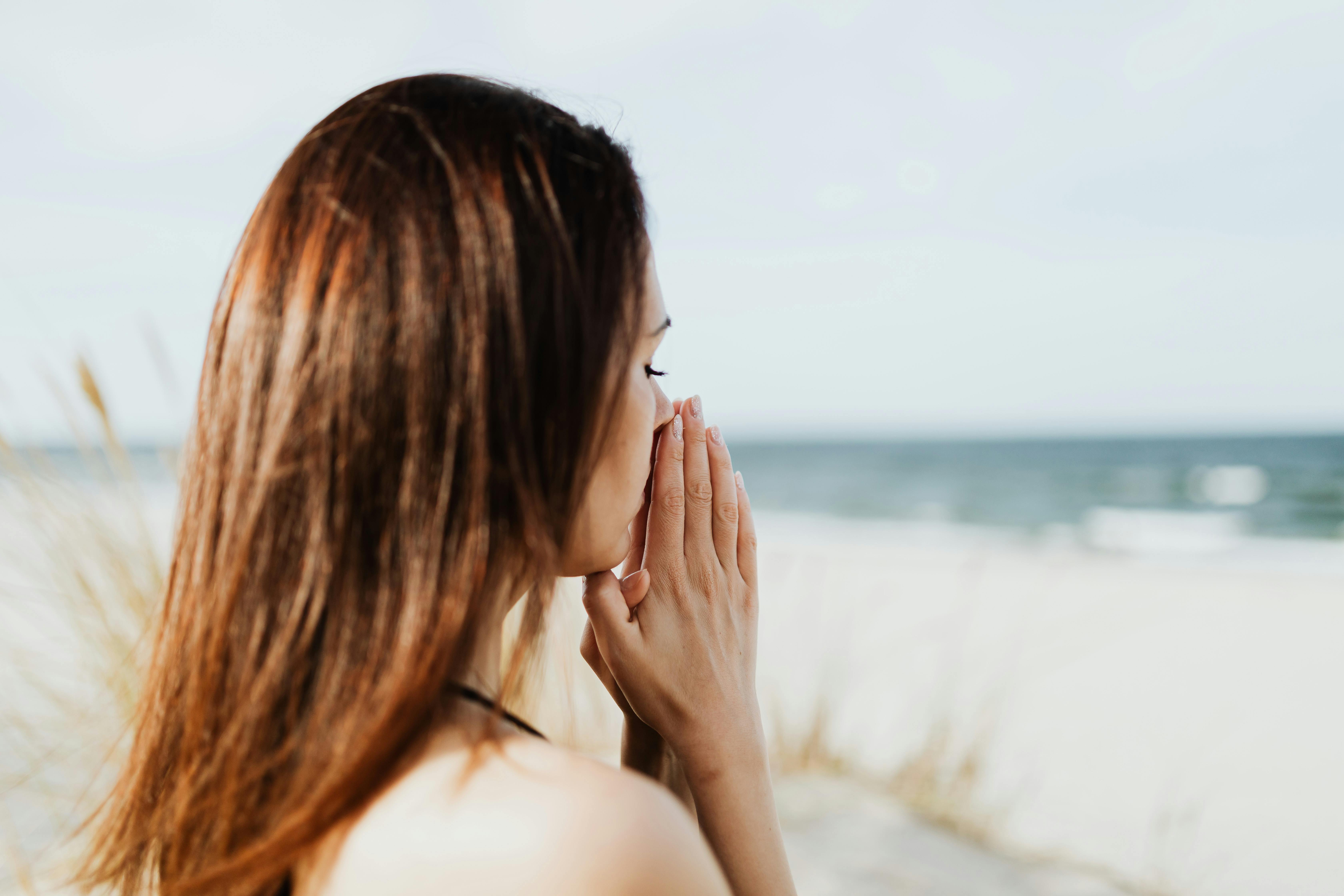 Hopeful woman on a beach | Source: Pexels