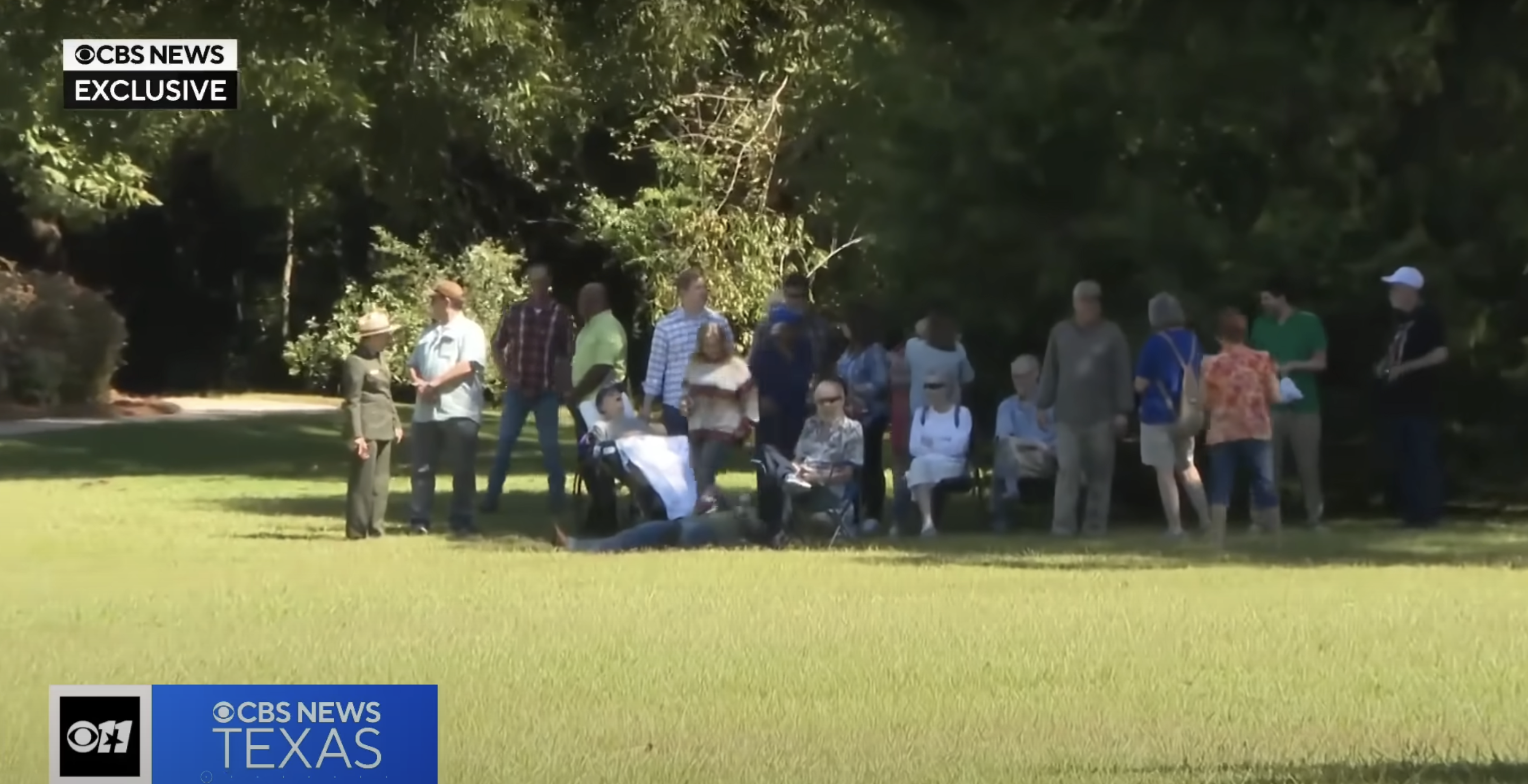 Family and friends of Jimmy Carter relax under the trees for shade at a hospice in Plains, Georgia, posted on October 2, 2024 | Source: YouTube.com/CBSDFW