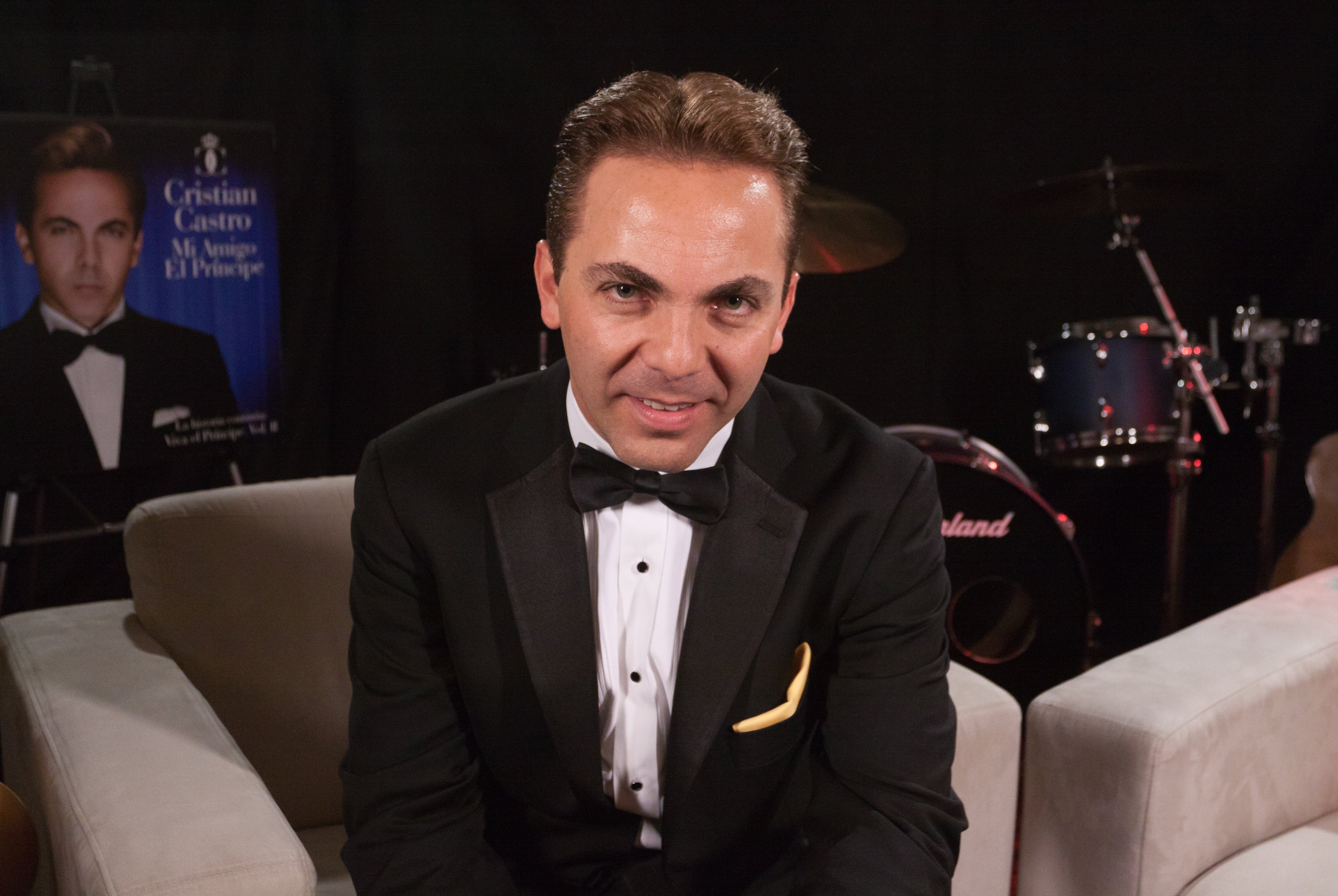 Cristian Castro tras bastidores en la fiesta de lanzamiento de su álbum "Mi Amigo El Príncipe" en el Gibson Miami Showroom en noviembre de 2011 en Miami, Florida || Fuente: Getty Images Cristian Castro tras bastidores en la fiesta de lanzamiento de su álbum "Mi Amigo El Príncipe" en el Gibson Miami Showroom en noviembre de 2011 en Miami, Florida || Fuente: Getty Images