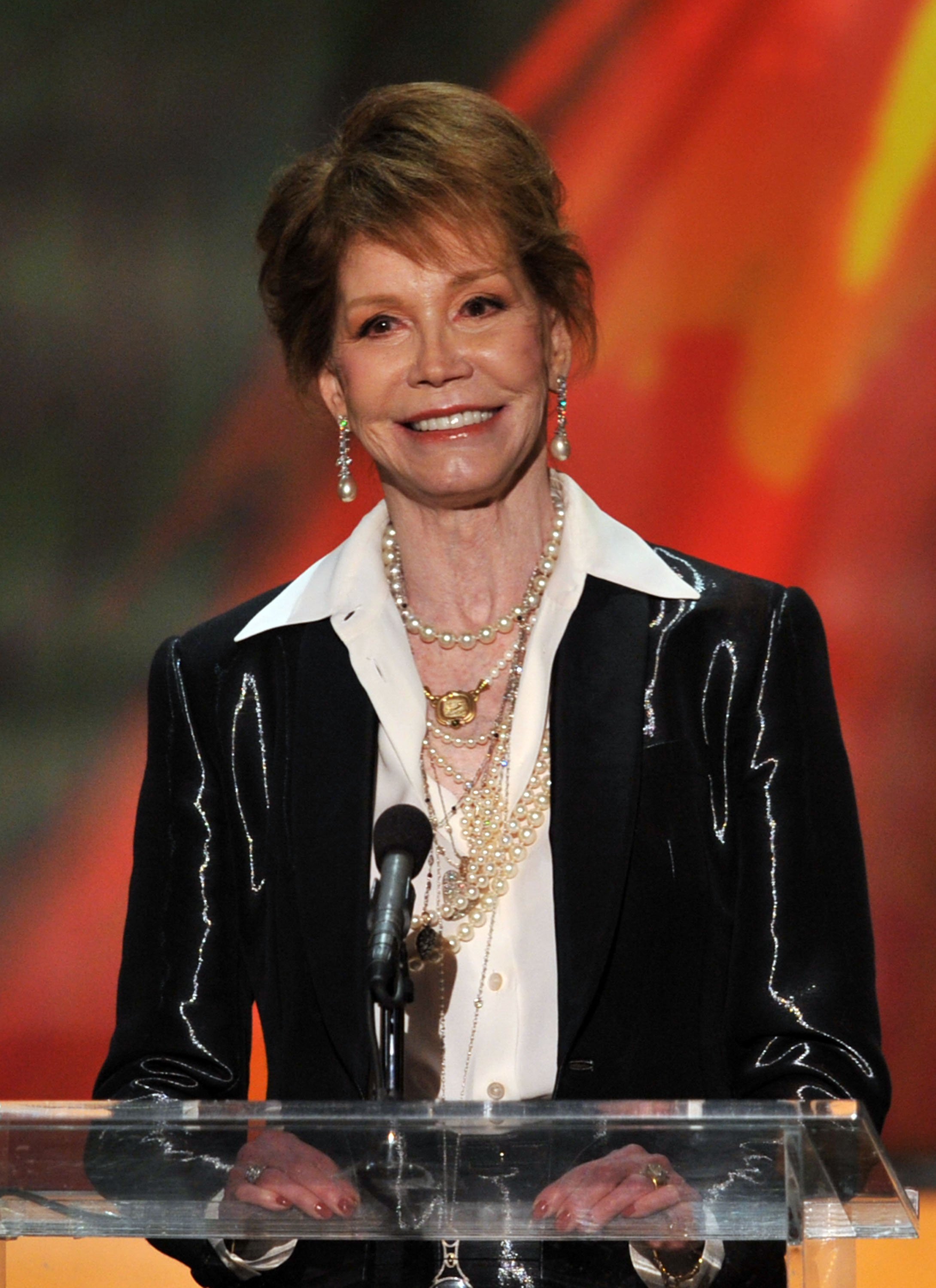 Mary Tyler Moore accepts the Life Achievement Award onstage during the 18th Annual Screen Actors Guild Awards at The Shrine Auditorium on January 29, 2012, in Los Angeles, California. | Source: Getty Images.
