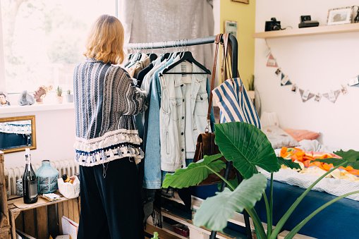 Une femme choisit ses vêtements. | Photo : Getty Images