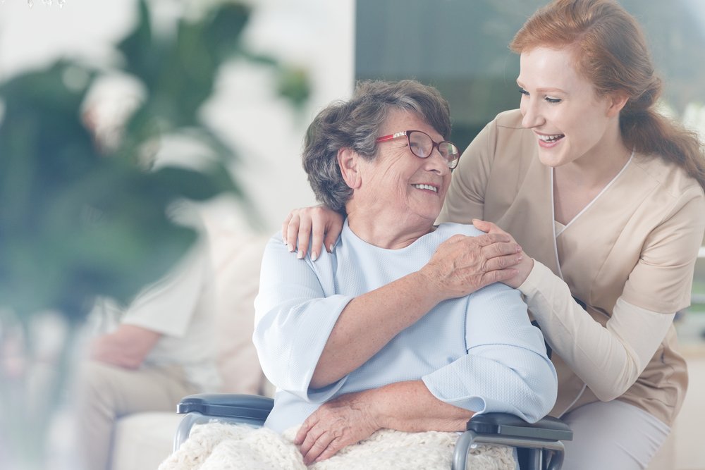 A photo of an elderly patient and a nurse at a nursing home. | Photo: Shutterstock