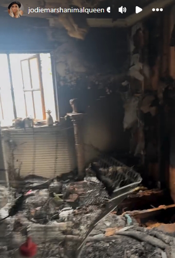 Charred furniture, burned floorboards, and melted debris filled the room where the fire had started, offering a harrowing view of the destruction. | Source: Instagram/jodiemarshanimalqueen
