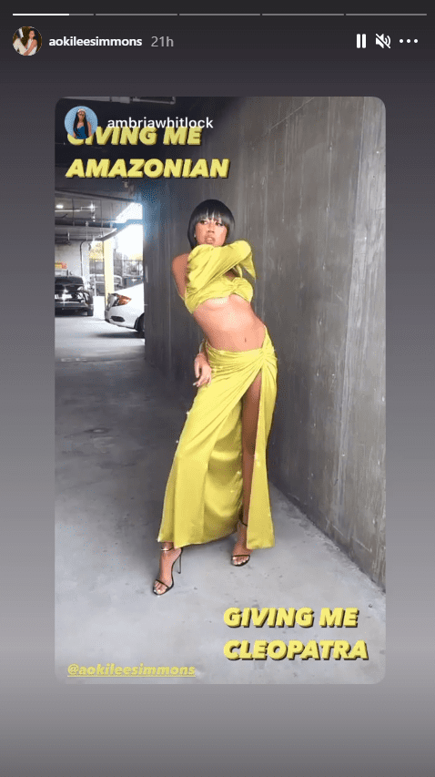 Aoki Lee Simmons shares a picture of herself modeling a yellow outfit. | Photo: Instagram/Aokileesimmons