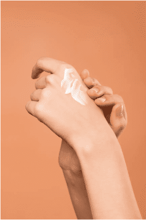 Femme appliquant une crème pour les mains. | Photo : Pexels Femme appliquant une crème pour les mains. | Photo : Pexels