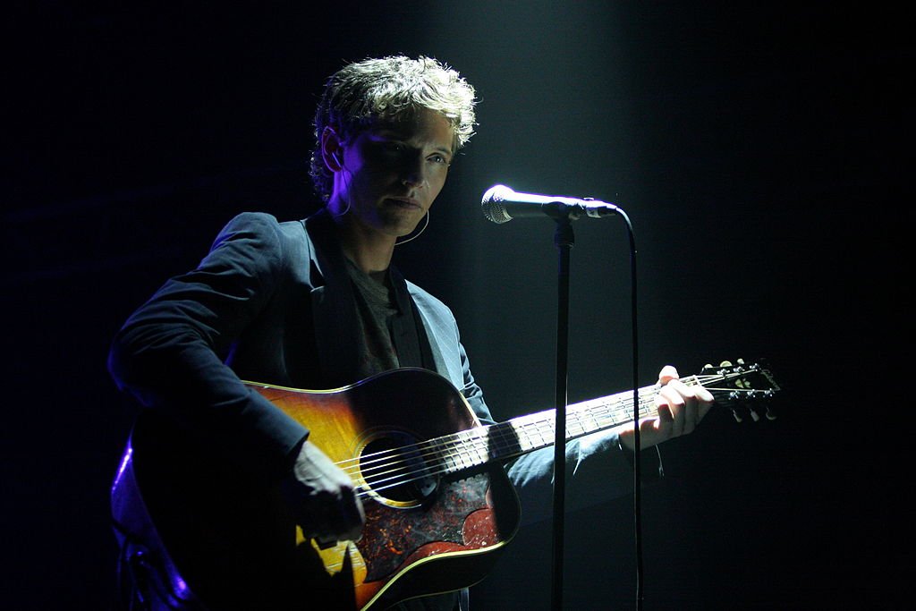 Le chanteur RAPHAEL à la guitare, sur scène lors d'un concert à Châteaubriant, près de Rennes . | Photo : Getty Images Le chanteur RAPHAEL à la guitare, sur scène lors d'un concert à Châteaubriant, près de Rennes . | Photo : Getty Images