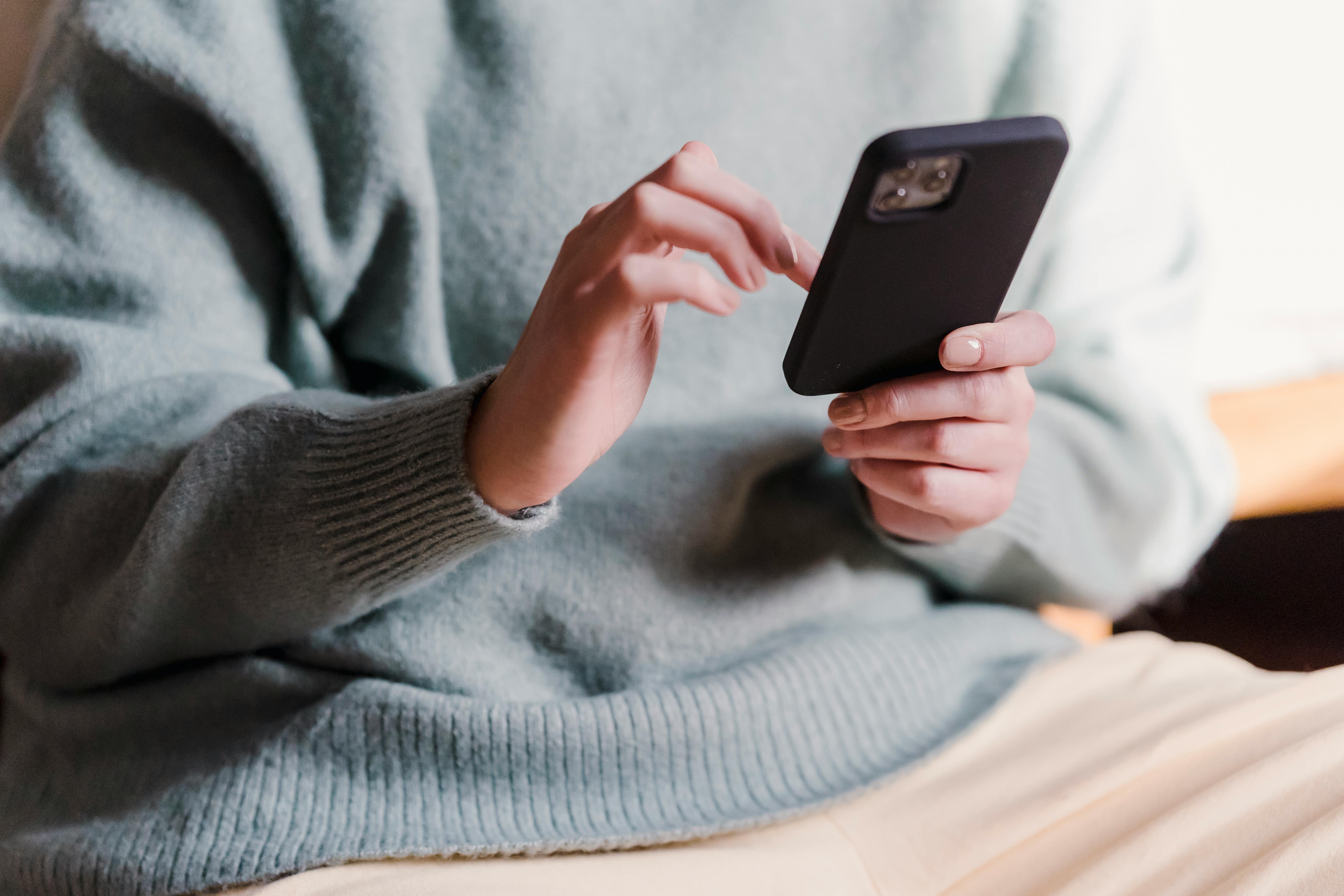 A woman texting on her phone | Source: Pexels