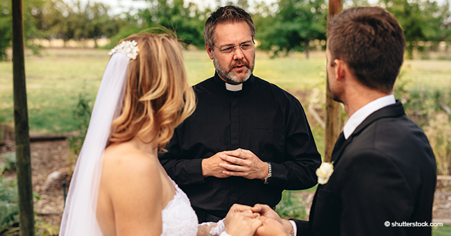 Le marié s'approche du prêtre avec une offre inhabituelle pendant la répétition du mariage