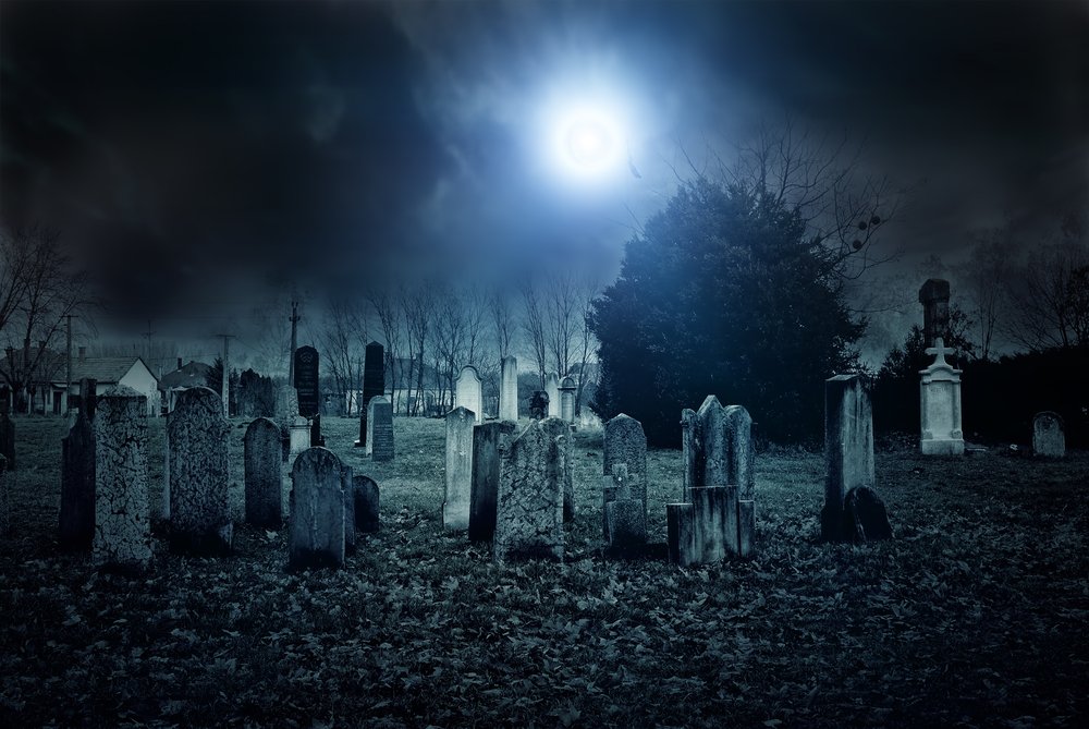 The cemetery at night looking scary | Photo: Shutterstock