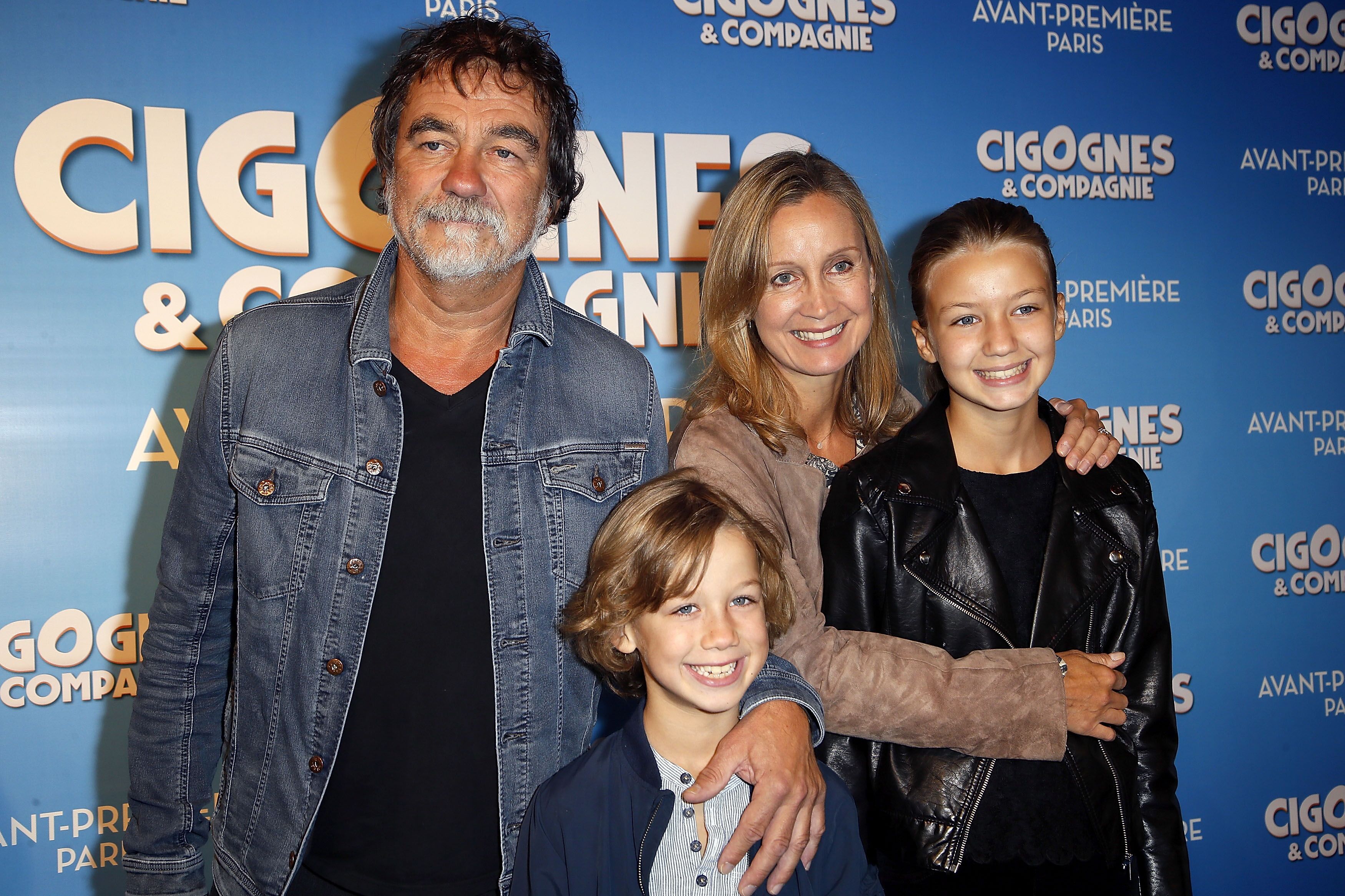 Paris, France - 25 septembre : acteur et réalisateur Olivier Marchal, son épouse actrice Catherine Marchal, leur fils Basile et leur fille Ninon assistent à la première parisienne "cigognes & compagnie" au cinéma Gaumont Marignan le 25 septembre 2016 à paris, France. (Source : Getty Images) Paris, France - 25 septembre : acteur et réalisateur Olivier Marchal, son épouse actrice Catherine Marchal, leur fils Basile et leur fille Ninon assistent à la première parisienne "cigognes & compagnie" au cinéma Gaumont Marignan le 25 septembre 2016 à paris, France. (Source : Getty Images)