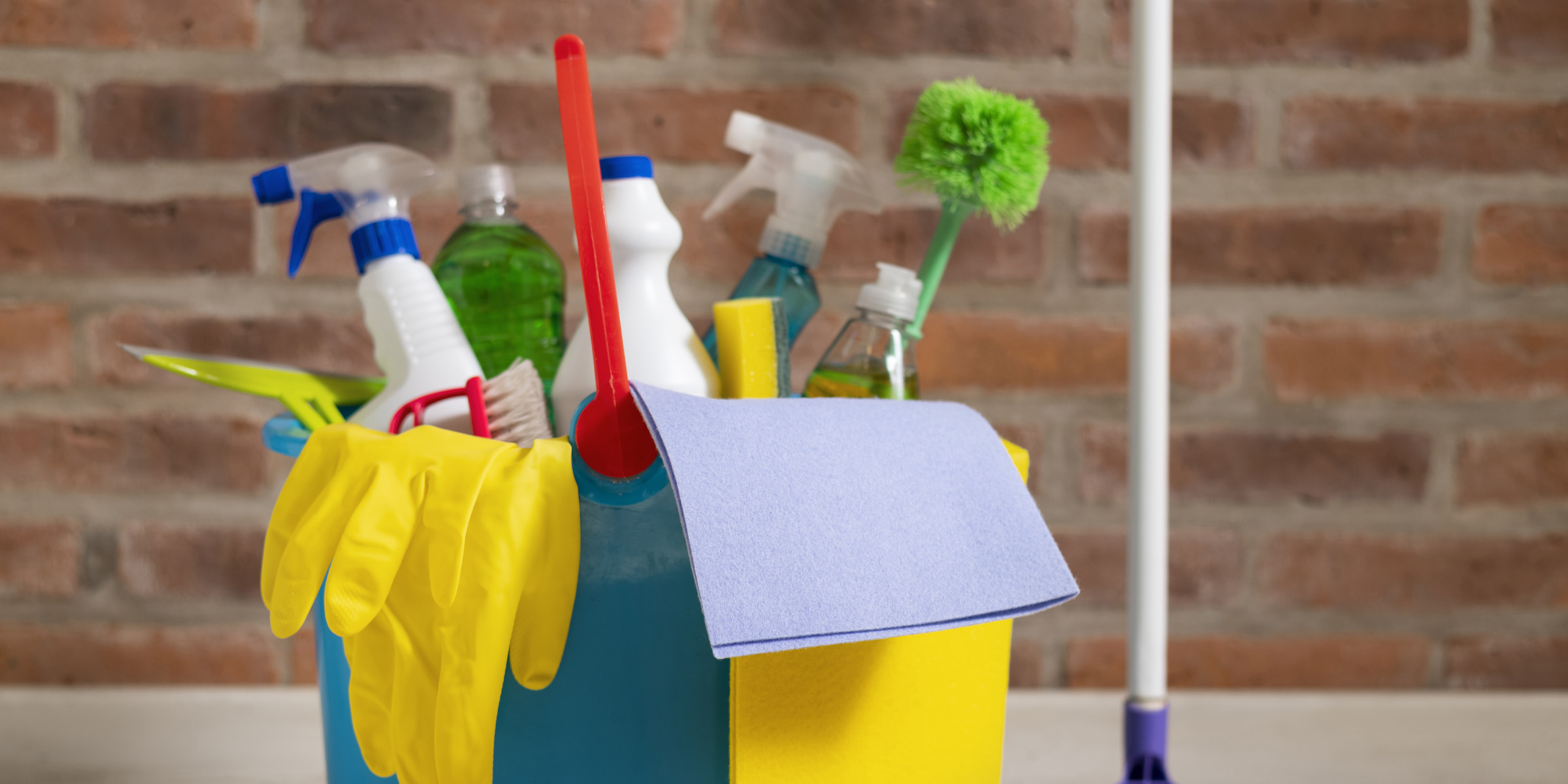A bag of cleaning supplies | Source: Freepik