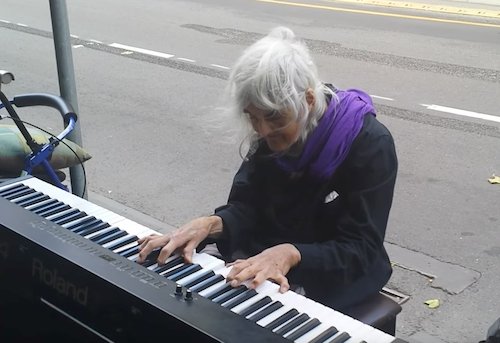 Natalie jouant dans la rue. l Source: YouTube/ Matthew Trayling Natalie jouant dans la rue. l Source: YouTube/ Matthew Trayling