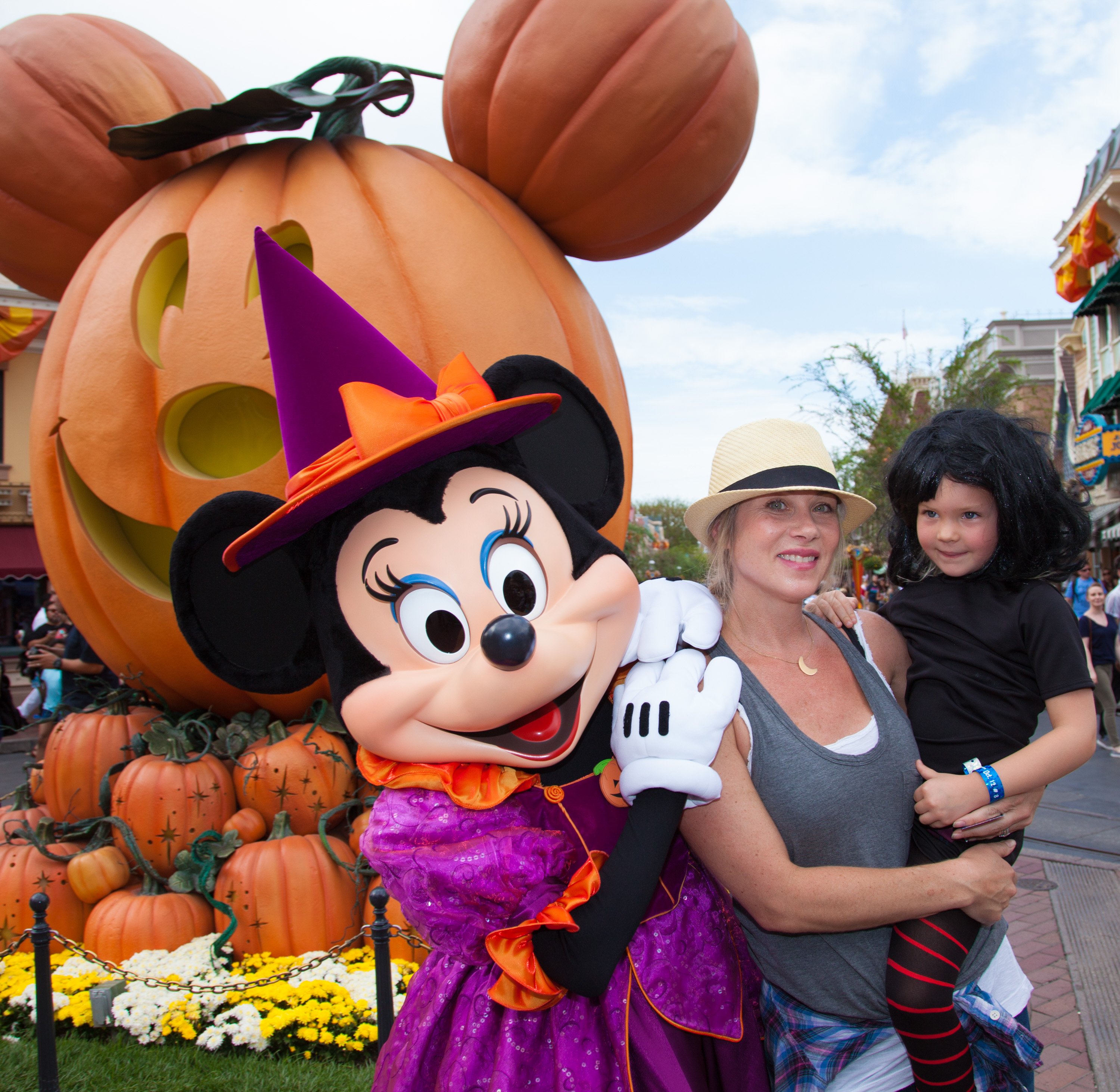 Christina Applegate y su hija Sadie LeNoble celebran "Halloween Time" con Minnie Mouse en Disneyland el 12 de octubre de 2015 en Anaheim, California | Foto: Getty Images