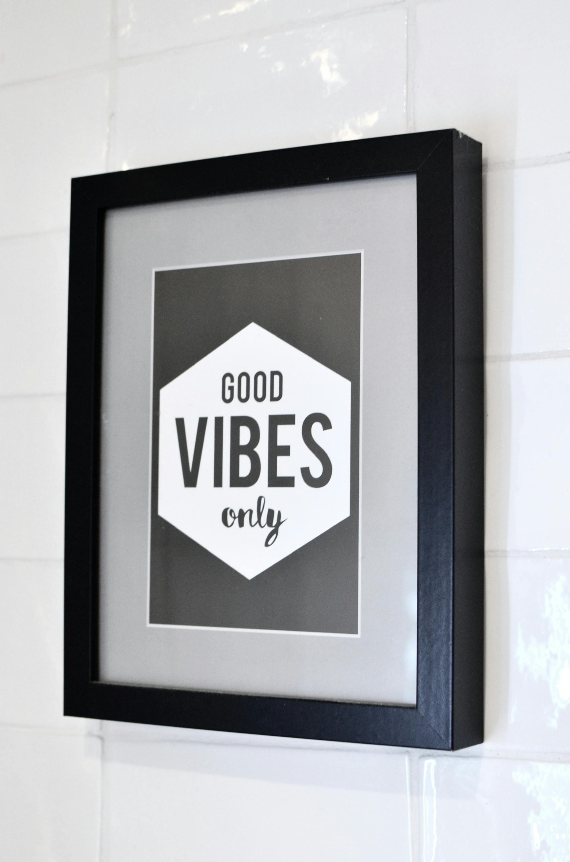 A framed picture with inspirational text hanging on a wall | Source: Pexels