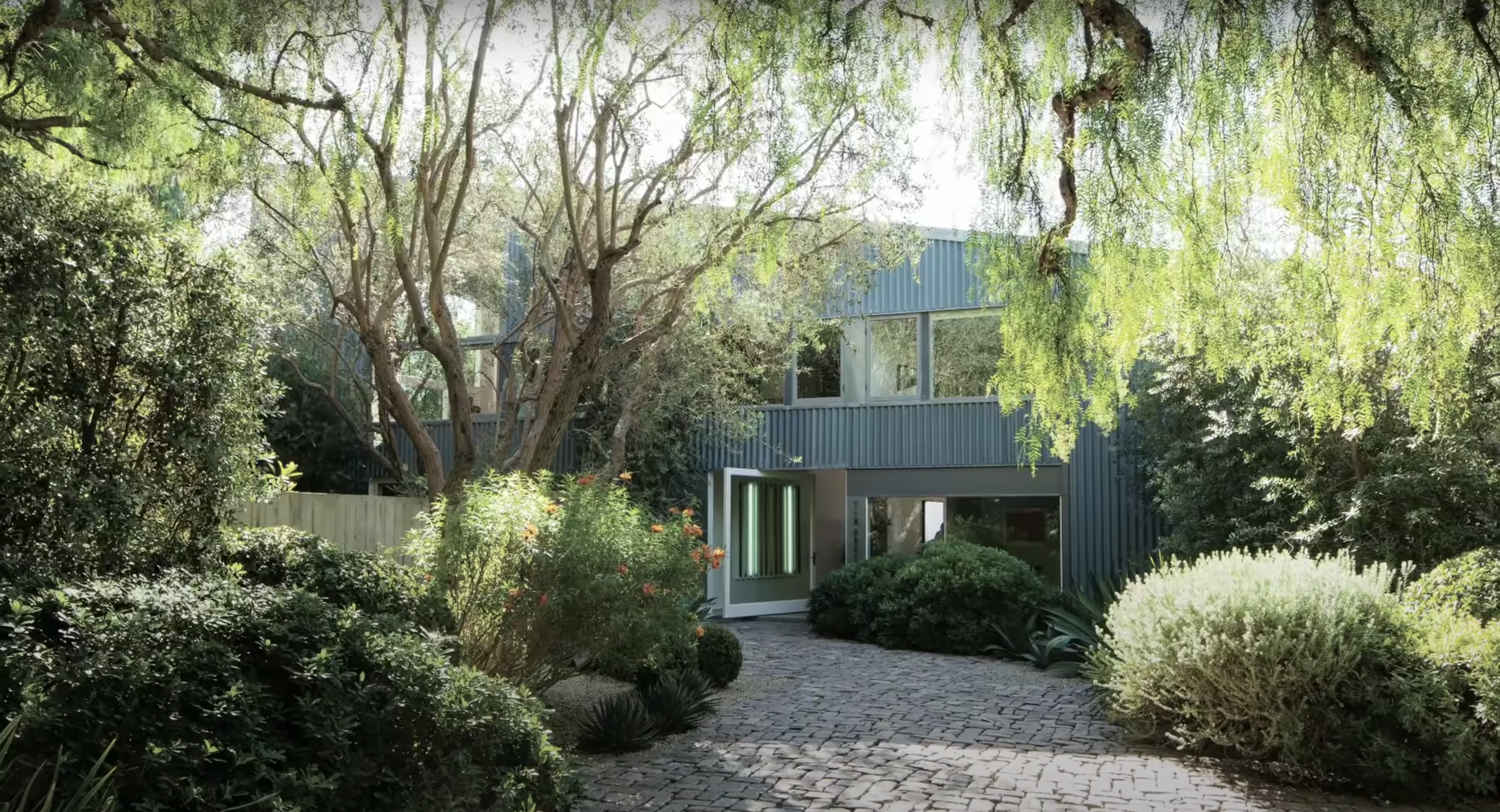 Patrick Dempsey's former Malibu home from a video dated October 29, 2014 | Source: youtube.com/@Archdigest